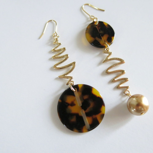べっ甲パーツ×くねくねゴールド アシンメトリーピアス 大ぶりピアス 