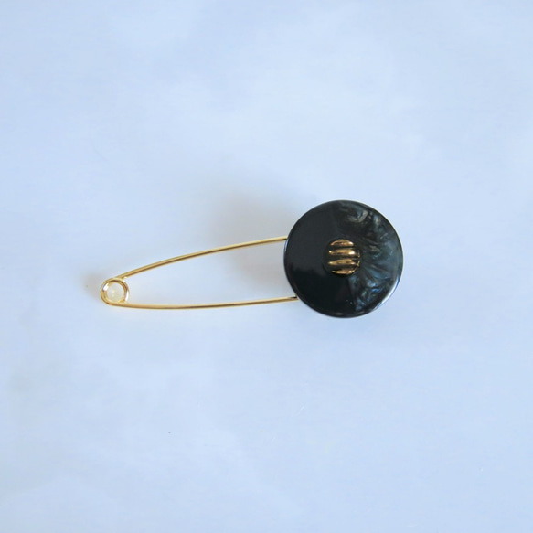 ハーフ切替え　ブラック×ピーッコックグリーンマーブル　レトロボタンのストールピン　ボタンブローチ　かぶとピン 5枚目の画像