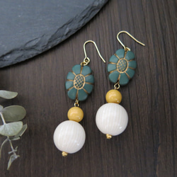 vintage green flower × ivory round　レトロピアス 3枚目の画像