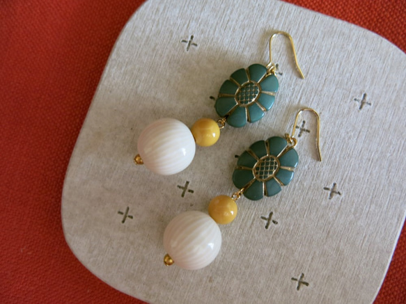 vintage green flower × ivory round　レトロピアス 1枚目の画像