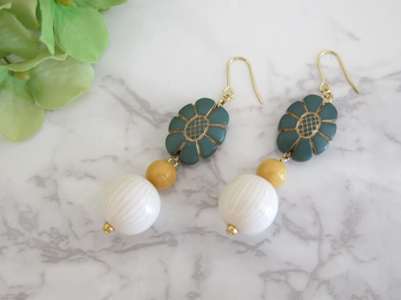 vintage green flower × ivory round　レトロピアス 5枚目の画像