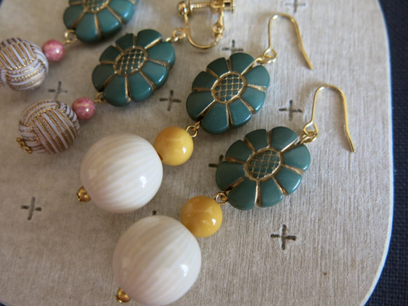 vintage green flower × ivory round　レトロピアス 6枚目の画像