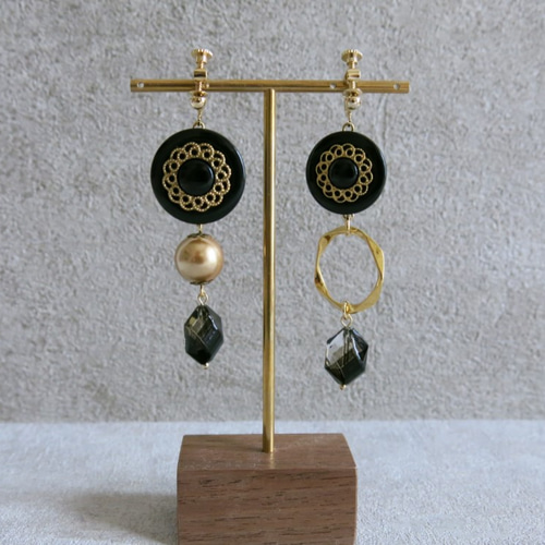 アシンメトリーイヤリング レトロボタンイヤリング / レトロボタン