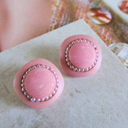 レディな雰囲気　ヴィンテージボタンのピアス/イヤリング　レトロピアス　レトロイヤリング　ピンク　パール 1枚目の画像