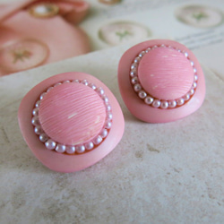 レディな雰囲気　ヴィンテージボタンのピアス/イヤリング　レトロピアス　レトロイヤリング　ピンク　パール 2枚目の画像