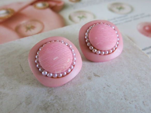 レディな雰囲気　ヴィンテージボタンのピアス/イヤリング　レトロピアス　レトロイヤリング　ピンク　パール 2枚目の画像