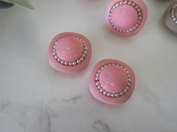 レディな雰囲気　ヴィンテージボタンのピアス/イヤリング　レトロピアス　レトロイヤリング　ピンク　パール 5枚目の画像