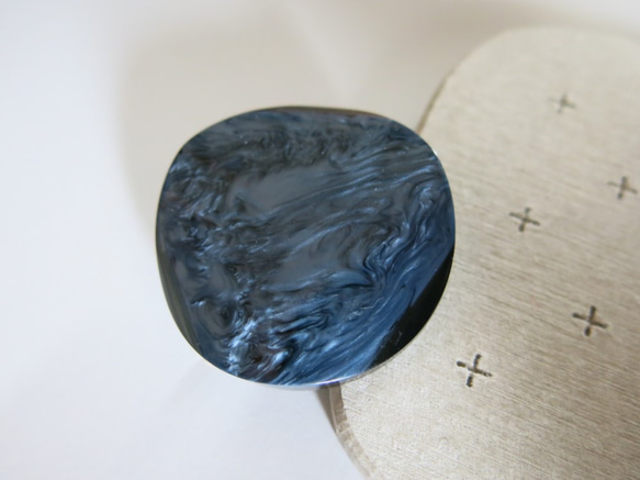 マーブル調　ビッグレトロボタンのポニーフック ダークブルー　 5枚目の画像