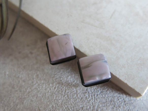 mini タイルのようなマーブル　くすみカラー　スクエアヴィンテージボタンのピアス / イヤリング　　モーヴパープル 3枚目の画像