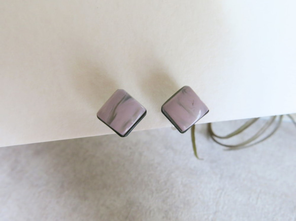 mini タイルのようなマーブル　くすみカラー　スクエアヴィンテージボタンのピアス / イヤリング　　モーヴパープル 4枚目の画像