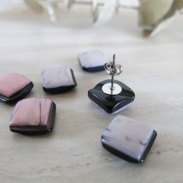 mini タイルのようなマーブル　くすみカラー　スクエアヴィンテージボタンのピアス / イヤリング　　モーヴパープル 6枚目の画像
