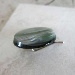 希少　レトロなボタン　モスグリーン　マーブル調　ヴィンテージボタンのポニーフック 3枚目の画像