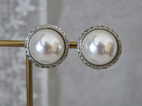【ピアス】19mm 真珠のような美しさ アンティークボタンピアス パールピアス　シルバーメタルフレーム 1枚目の画像