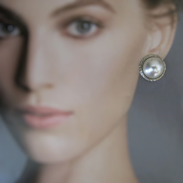 【ピアス】19mm 真珠のような美しさ アンティークボタンピアス パールピアス　シルバーメタルフレーム 5枚目の画像