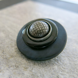 シックなマットネイビー　ヴィンテージボタンブローチ　レトロボタン　 4枚目の画像