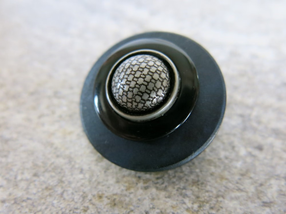 シックなマットネイビー　ヴィンテージボタンブローチ　レトロボタン　 5枚目の画像