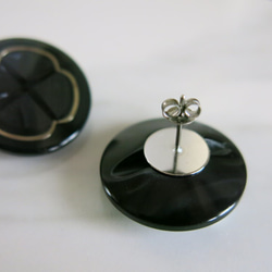 ブラック×シルバー　お花のようなデザイン　ボタンイヤリング / ピアス　レトロボタンイヤリング　レトロボタンピアス 7枚目の画像