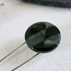 ダークグリーン×ブラック　 ヴィンテージボタン　ストールピン　かぶとピン　ボタンブローチ 3枚目の画像