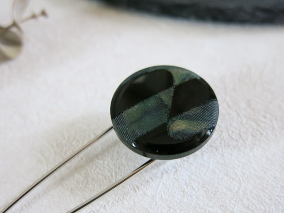 ダークグリーン×ブラック　 ヴィンテージボタン　ストールピン　かぶとピン　ボタンブローチ 3枚目の画像