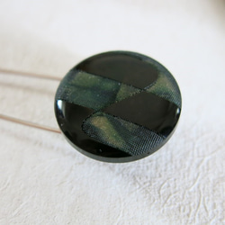 ダークグリーン×ブラック　 ヴィンテージボタン　ストールピン　かぶとピン　ボタンブローチ 4枚目の画像