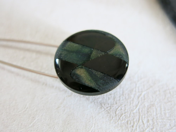 ダークグリーン×ブラック　 ヴィンテージボタン　ストールピン　かぶとピン　ボタンブローチ 4枚目の画像