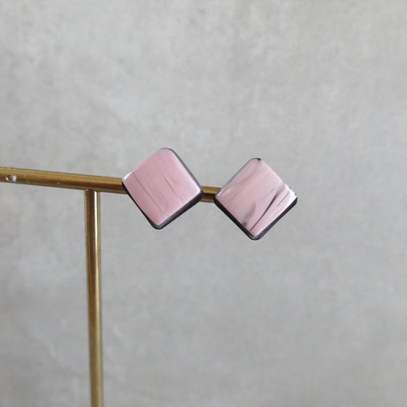mini タイルのようなマーブル　くすみピンク　スクエアヴィンテージボタンピアス /  イヤリング　 1枚目の画像