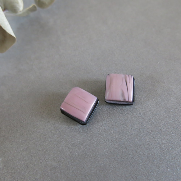 mini タイルのようなマーブル　くすみピンク　スクエアヴィンテージボタンピアス /  イヤリング　 2枚目の画像