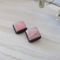 mini タイルのようなマーブル　くすみピンク　スクエアヴィンテージボタンピアス /  イヤリング　 4枚目の画像