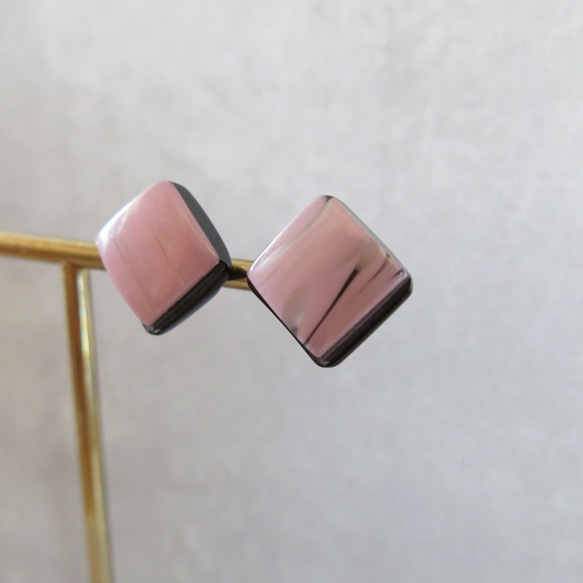 mini タイルのようなマーブル　くすみピンク　スクエアヴィンテージボタンピアス /  イヤリング　 6枚目の画像