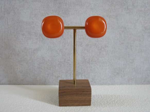 ビビッドオレンジ　スクエアレトロボタン　一粒イヤリング　ヴィンテージボタンイヤリング 3枚目の画像