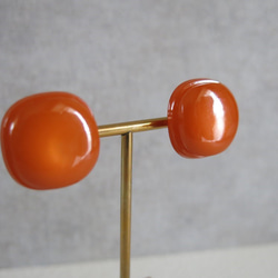 ビビッドオレンジ　スクエアレトロボタン　一粒イヤリング　ヴィンテージボタンイヤリング 4枚目の画像