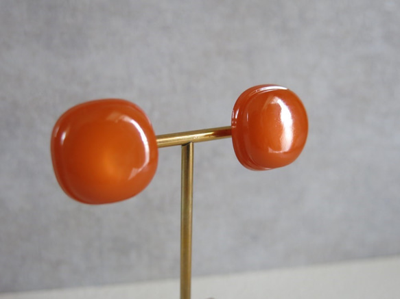 ビビッドオレンジ　スクエアレトロボタン　一粒イヤリング　ヴィンテージボタンイヤリング 4枚目の画像