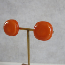 ビビッドオレンジ　スクエアレトロボタン　一粒イヤリング　ヴィンテージボタンイヤリング 5枚目の画像