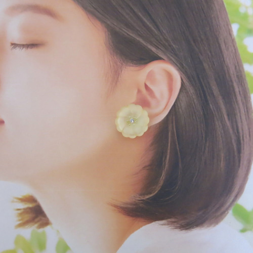 ライトイエロー ラインストーンがきらり フロストフラワーボタン