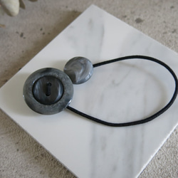 マーブルのような　グレー　ヴィンテージボタンのヘアゴム　レトロボタンヘアゴム 1枚目の画像