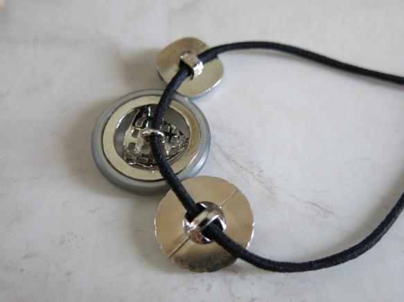 スモーキーグレー×シルバー　ヴィンテージボタンのヘアゴム　レトロボタンヘアゴム 6枚目の画像