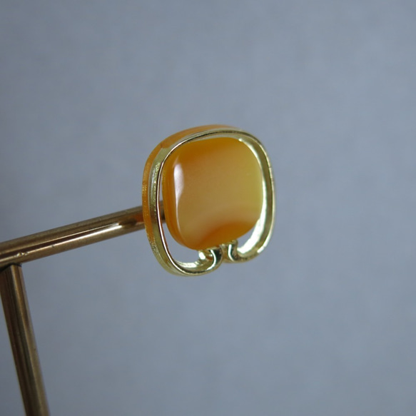 【イヤリング】18mm オレンジゼリー×くるりんゴールド 　ヴィンテージボタンイヤリング　レトロボタンイヤリング 5枚目の画像