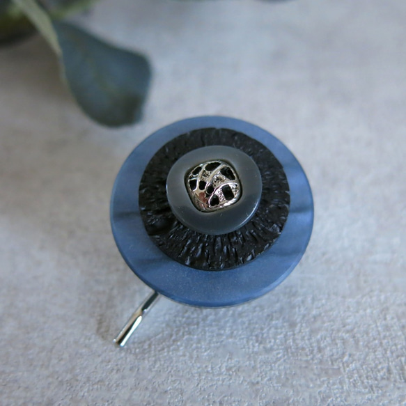 マットなスモークネイビー×ブラック　ヴィンテージボタンポニーフック　レトロボタンのポニーフック　レトロボタンヘアカフ 1枚目の画像