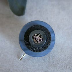 マットなスモークネイビー×ブラック　ヴィンテージボタンポニーフック　レトロボタンのポニーフック　レトロボタンヘアカフ 2枚目の画像
