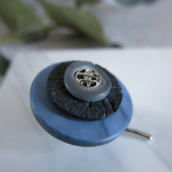 マットなスモークネイビー×ブラック　ヴィンテージボタンポニーフック　レトロボタンのポニーフック　レトロボタンヘアカフ 3枚目の画像