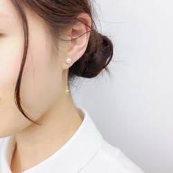 14kgf耳環or夾式耳環・耳環鑽石造型◇金屬線耳扣的珍珠耳環 第4張的照片
