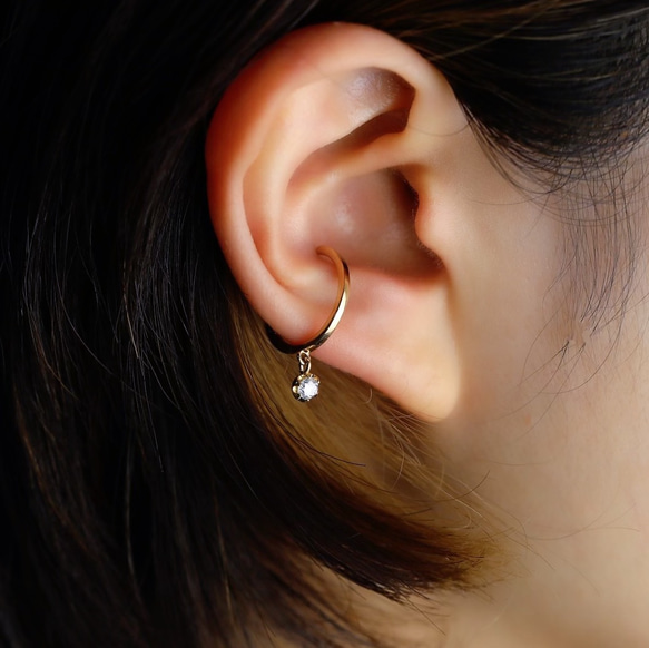 18金・プラチナ〉揺れる1粒石のイヤカフ (モアサナイト or