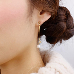 珍珠×方晶鋯石的垂線耳環 第4張的照片