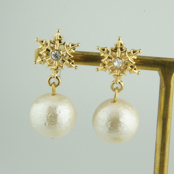 【夾式耳環】雪的結晶與搖曳棉珍珠的耳環 第2張的照片