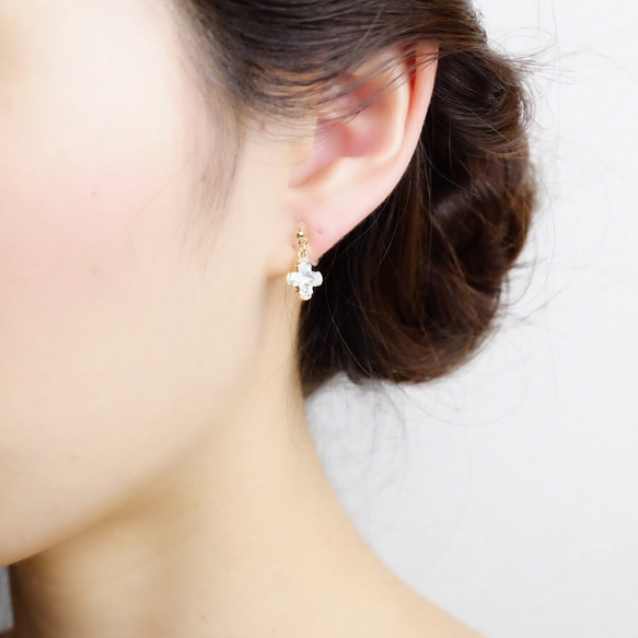 【夾式耳環（樹脂無洞耳針款）】十字架造型施華洛世奇水晶耳針風夾式耳環 第4張的照片