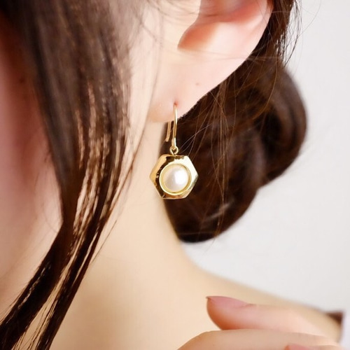 14kgfピアスorイヤリング◇パール×ヘキサゴンメタルフレーム<207  