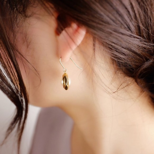 14kgfピアスorイヤリング◇パール×ヘキサゴンメタルフレーム<207  