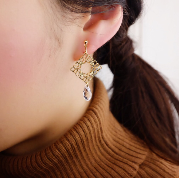 <n_243> [耳環（樹脂無孔穿孔型）]鏤空方形和水晶施華洛世奇耳環 第3張的照片