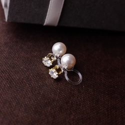 [耳環（樹脂無孔耳環）] 方晶鋯石和珍珠捕獲耳環<n_295> 第1張的照片