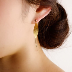 14kgf耳環或耳環 ◇隨風飄揚的金屬葉子&amp;波線&lt;298&gt; 第3張的照片